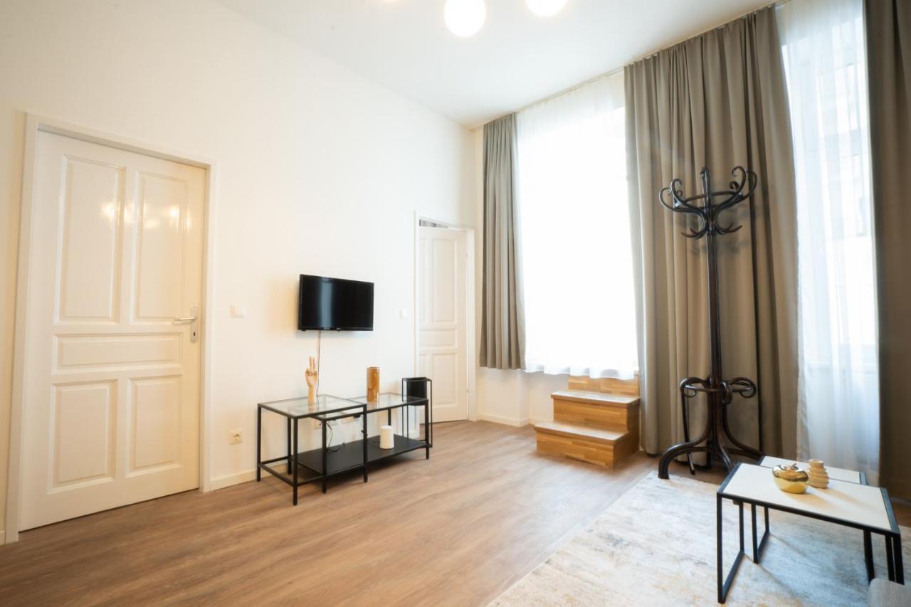 Spacious Apartment With Huge Shared Terrace And Grill Located Between City Centre And Donau River Wenen Buitenkant foto