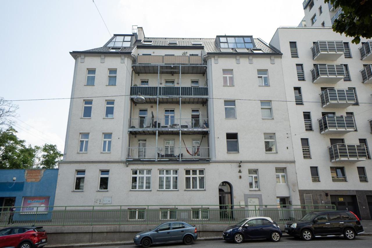 Spacious Apartment With Huge Shared Terrace And Grill Located Between City Centre And Donau River Wenen Buitenkant foto