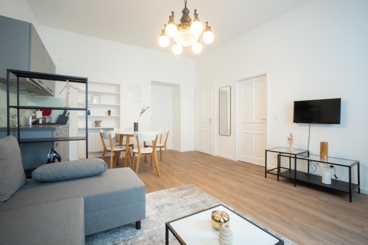 Spacious Apartment With Huge Shared Terrace And Grill Located Between City Centre And Donau River Wenen Buitenkant foto