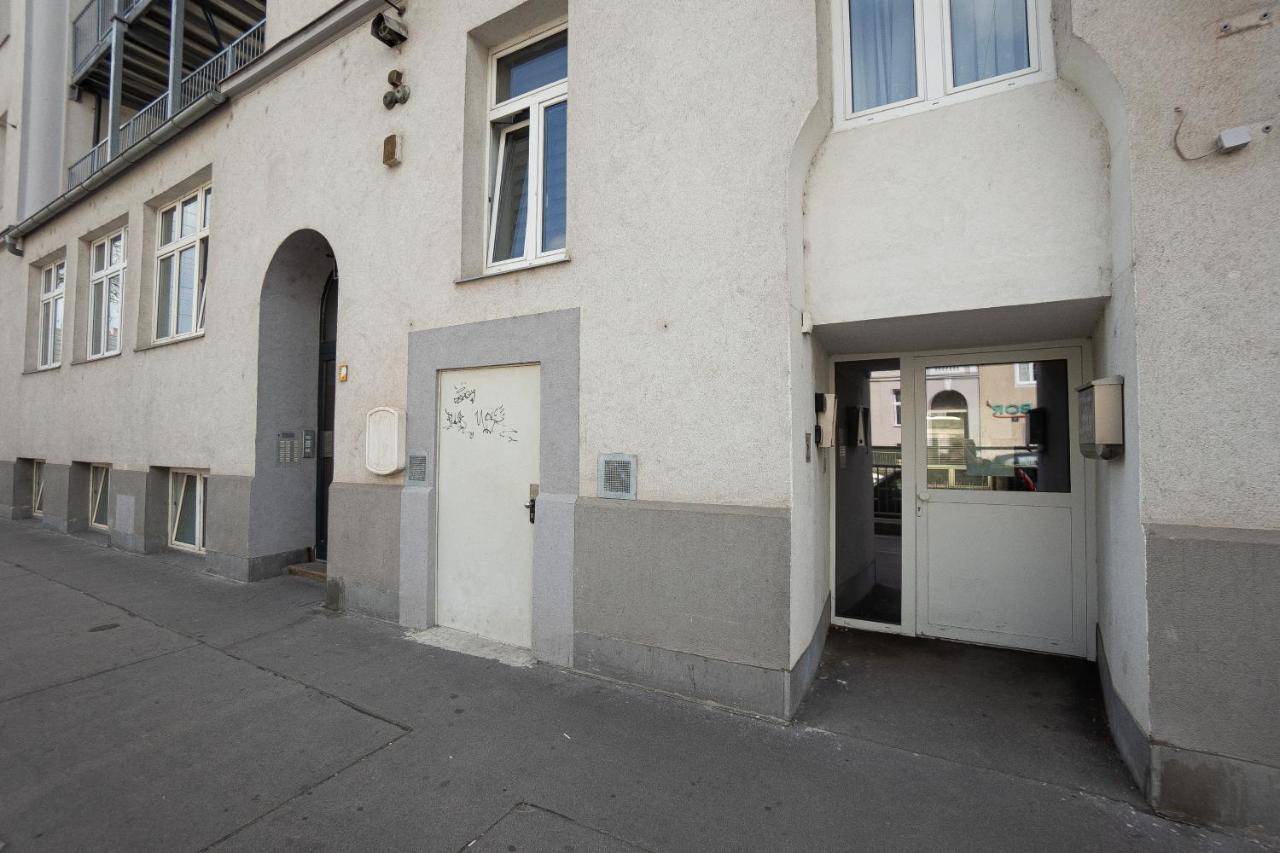 Spacious Apartment With Huge Shared Terrace And Grill Located Between City Centre And Donau River Wenen Buitenkant foto